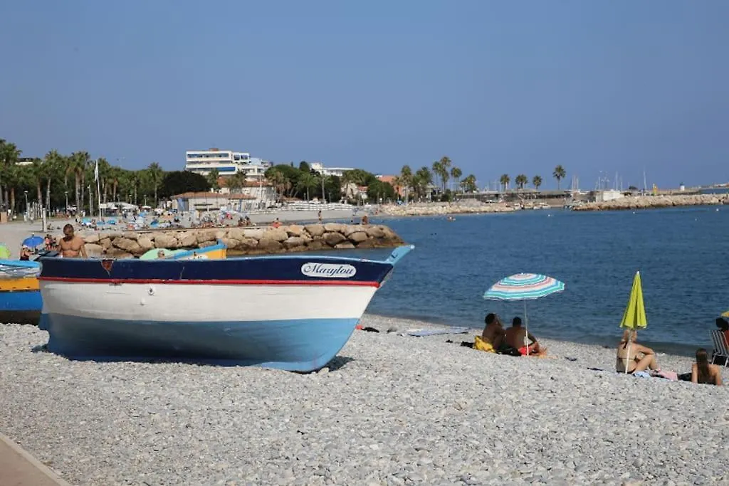 La petite Luciole entre mer et montagne. Cagnes-sur-Mer 0*,  France