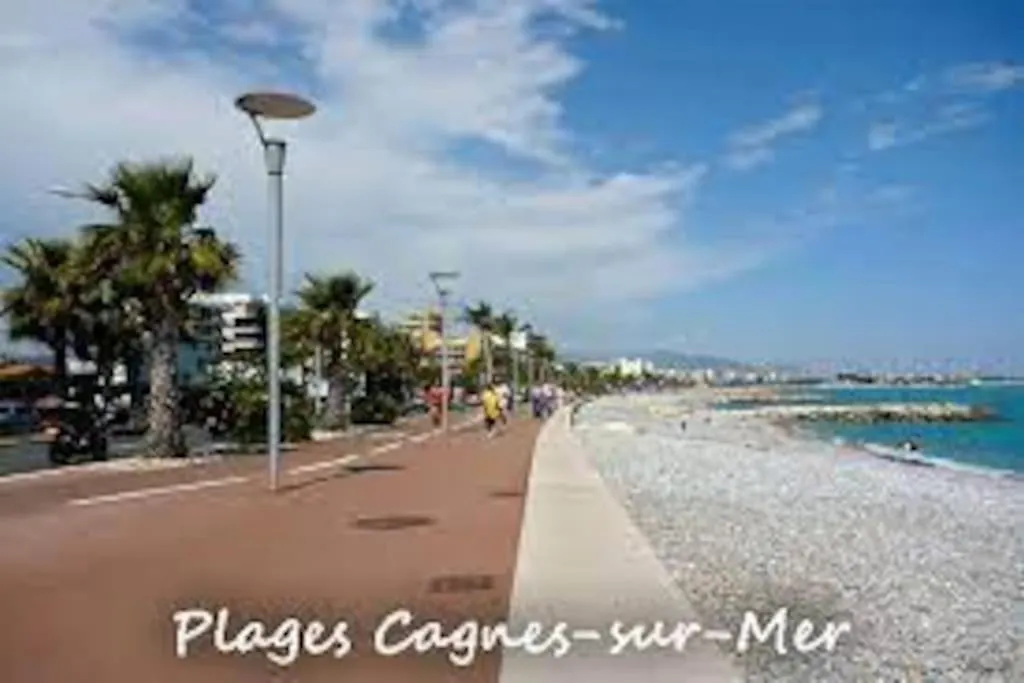 La Petite Luciole Entre Mer Et Montagne. Cagnes-sur-Mer